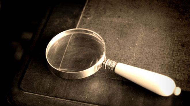 Une loupe de détective État des recherches